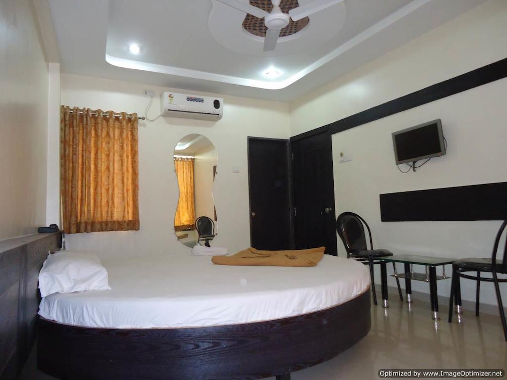 Hotel Sai Galaxy Inn Shirdi Room photo