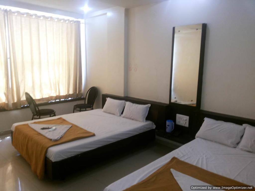 Hotel Sai Galaxy Inn Shirdi Room photo